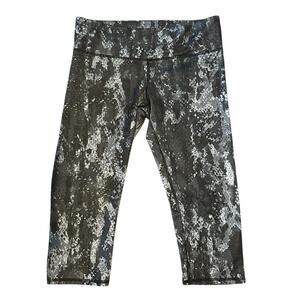Alo Yoga Snakeskin Print Capri Leggings Grey Black Animal Print size M RN87370